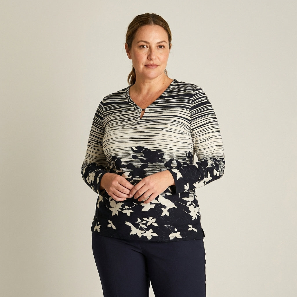 Polera Azul Manga Larga Estampada con Detalle en el Escote